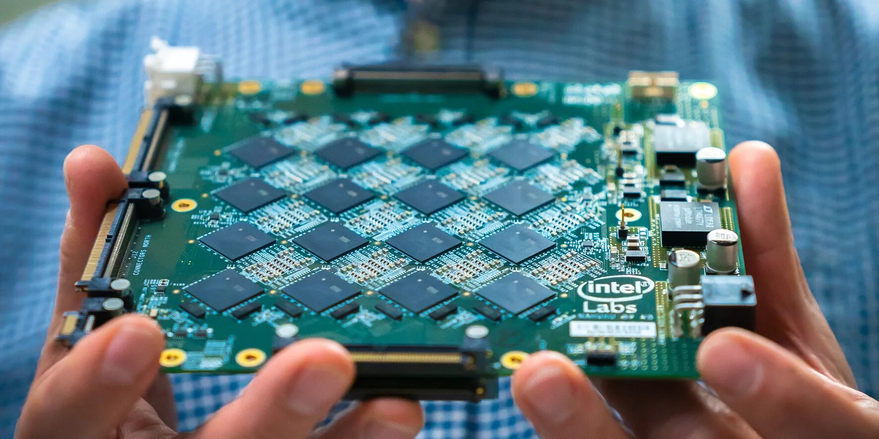 Intel based. Intel loihi. микрочип процессора. intel чип. нейроморфные процессоры.