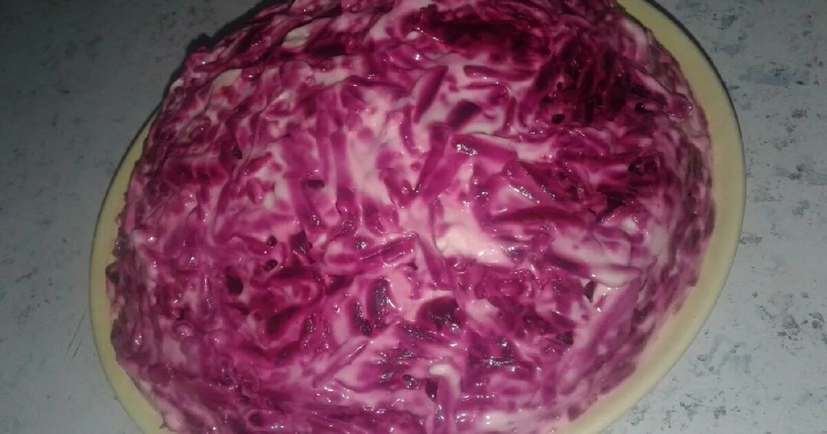 салат шуба без селедки с солеными огурцами. салат лисья шубка. селёдка под шубой с соленым огурцом. салад селёдка под шубой. огурцы под шубой.