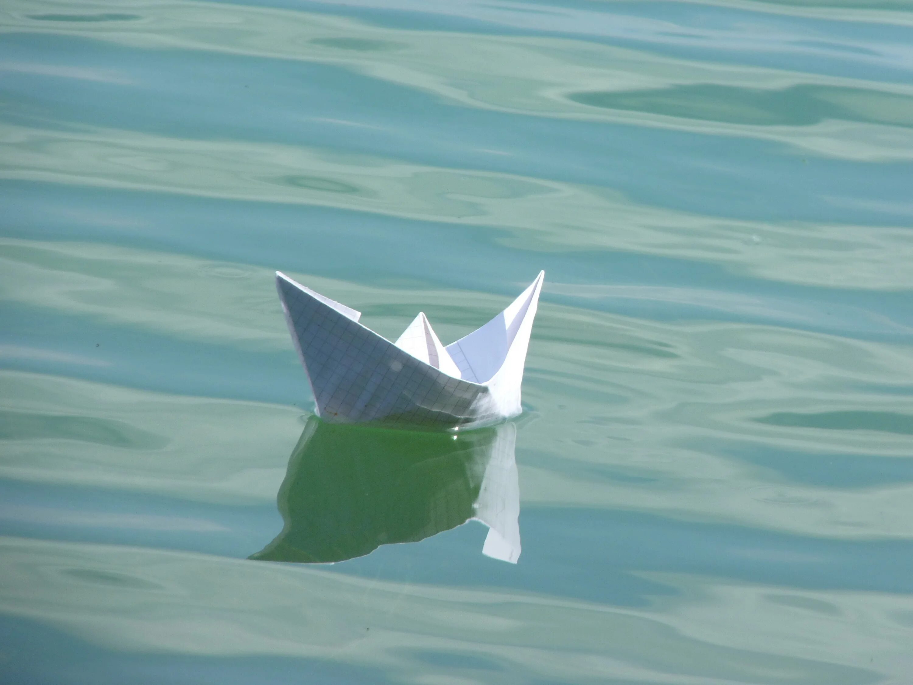 Кораблик из бумаги вода