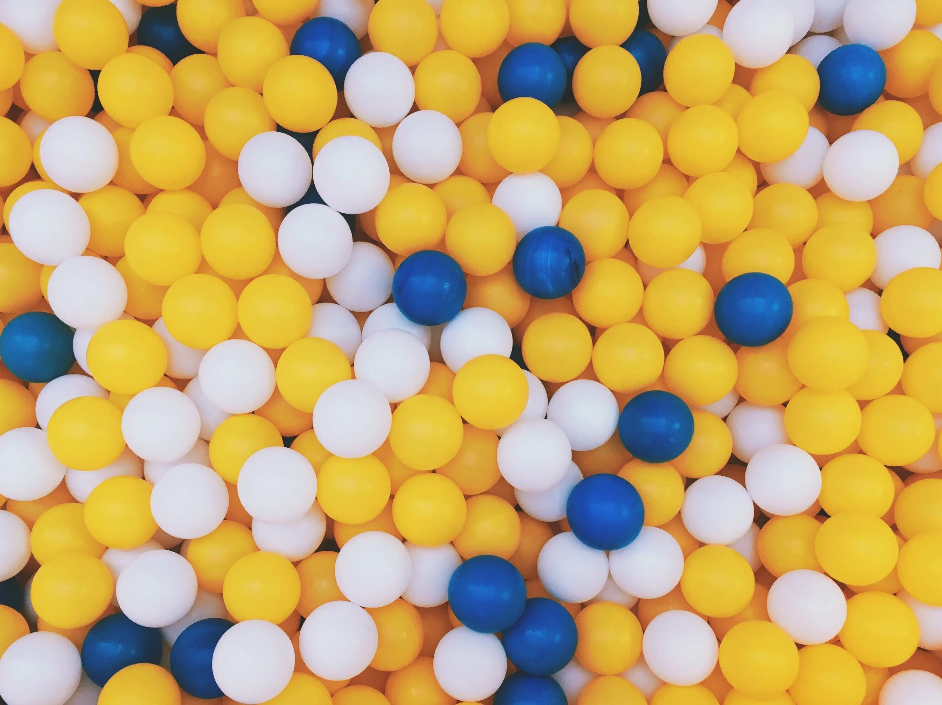 Текстура шаров. Разноцветные шарики. Разноцветные шарики пластиковые. Шарики для сухого бассейна желтые. Желтый пластмассовый шарик.
