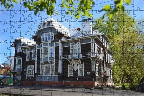Деревянное здание в городе