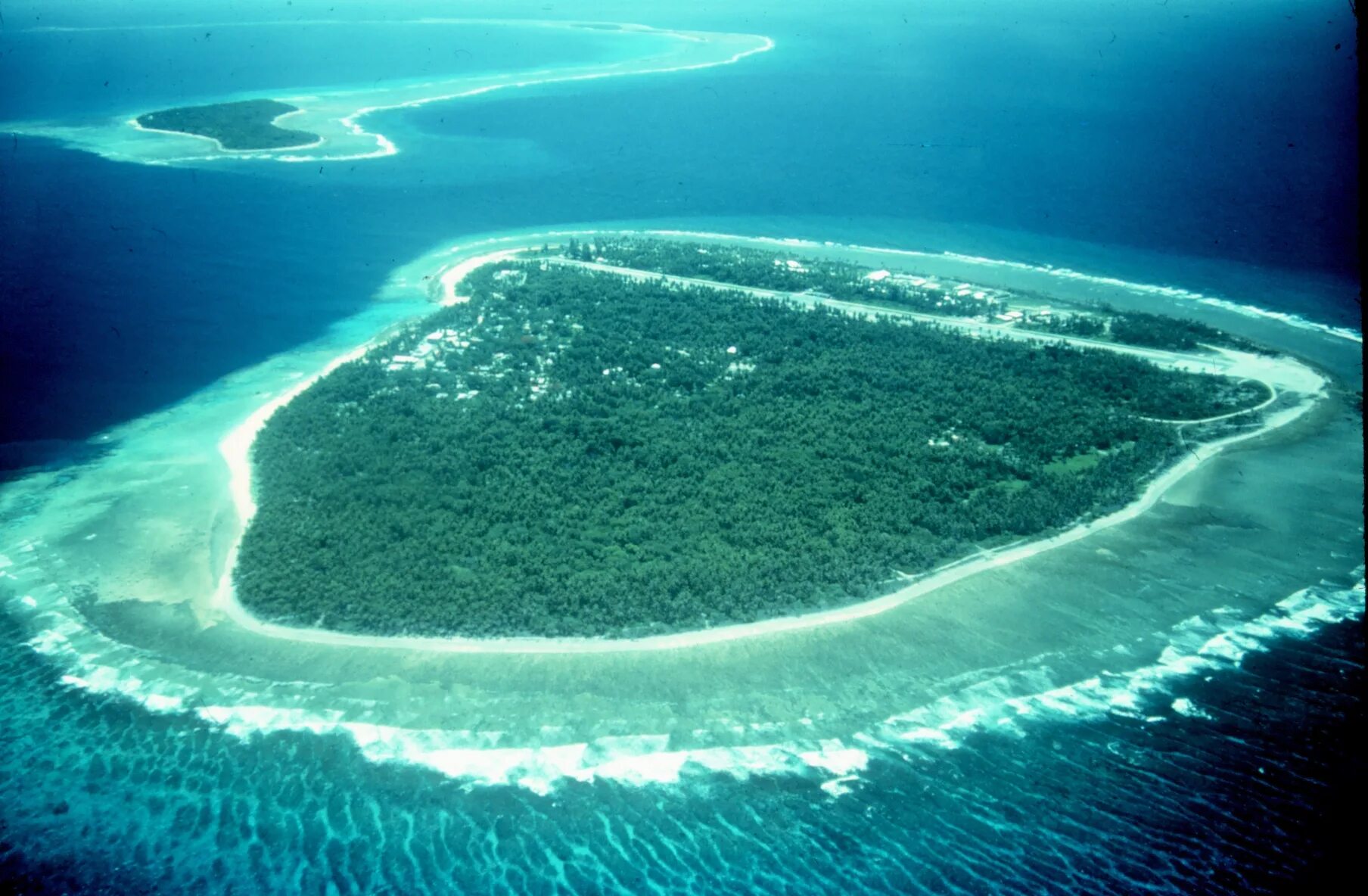 Тихий океан км2. Атолл коралловый остров. Каролинские острова Атолл. Атолл в тихом океане. Атоллы Океании.