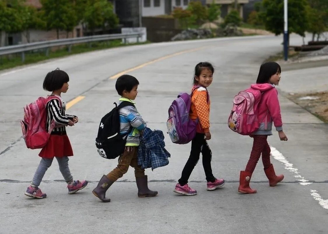 Почему не пришли детские сегодня. Школьники идут. Ребенок идет. Дети идут в школу. Китайцы идут в школу.