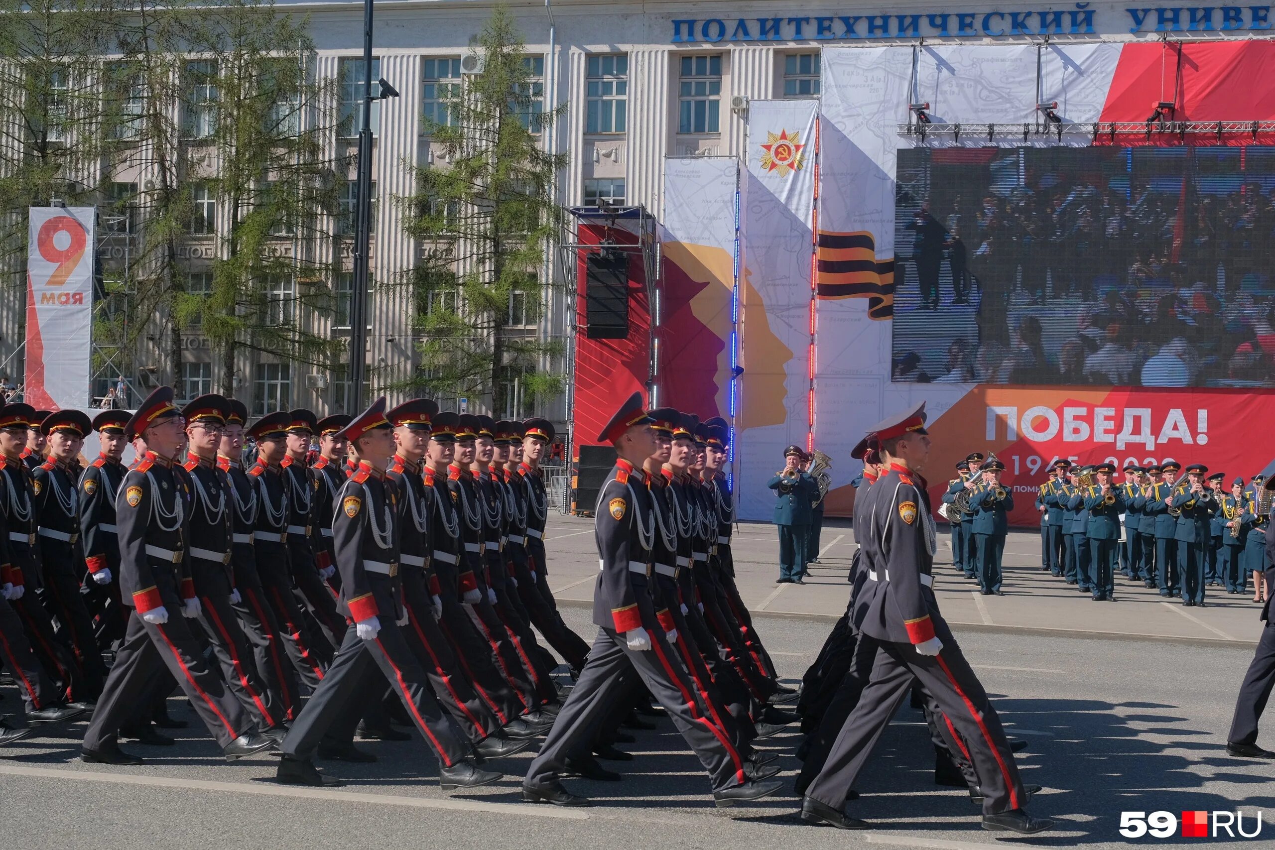 Пермский парад. Парад Пермь 2022. Парад Победы 9 мая 2022. Парад 9 мая 2022 Пермь. Октябрьская площадь Пермь парад Победы.