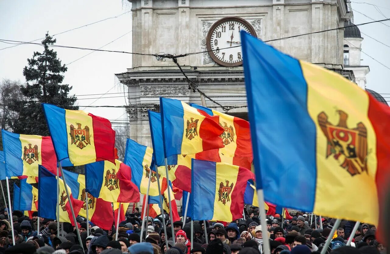 Флаг правительство Молдовы. Кишинев флаг Молдовы. Молдавия и Россия. Флаги Молдовы и Украины. Обстановка в молдавии