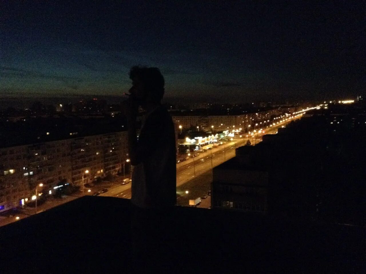 Писать хочет ночью. Девочка на крыше ночью. Человек на крыше ночью. Подросток на крыше ночью. Человек сидит на крыше ночью.