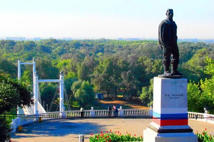 Памятник Чкалова в Оренбурге. Памятник Валерию Чкалову в Оренбурге. Беловка памятник Чкалову Оренбург. Чем известен оренбург