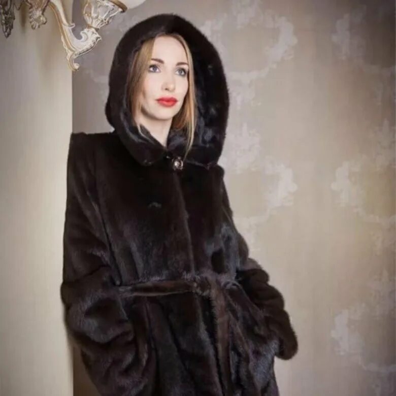 Норковая шуба халат. Норковая шуба халат. Норковая коричневая шуба 100 см. Модные шубы темная норка. Норка блэк лама поперечка.