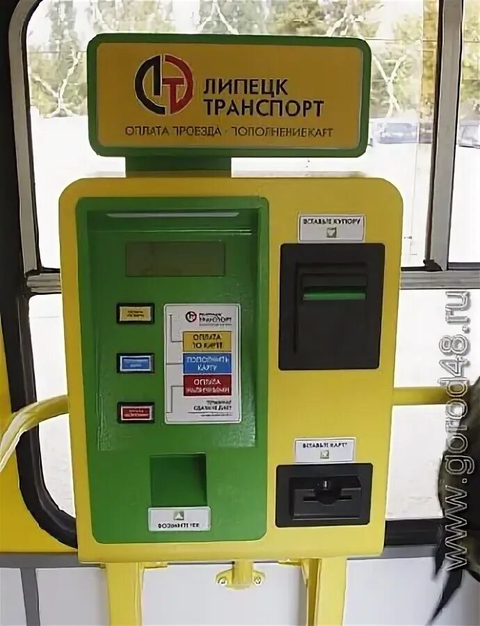 Терминал оплаты в автобусе. Аппарат для оплаты в автобусе. билетный терминал в автобусах. платежные терминалы на транспорте.