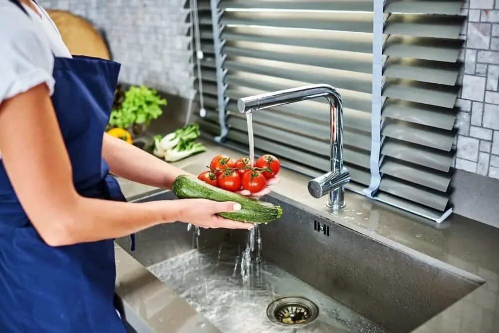 Leave the kitchen. Мытье продуктов. Мытье ягод. Мытье продуктов водой. Wash Vegetables in the Sink.