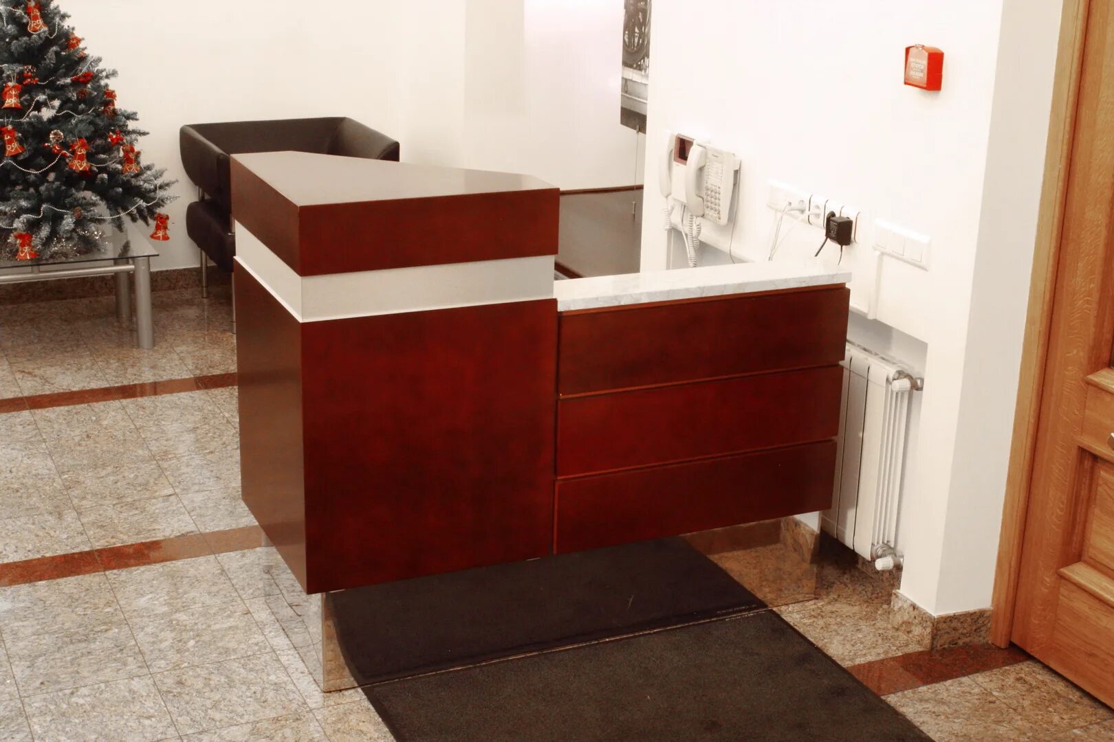 Овальный ресепшн. Стойка ресепшн угловая. Стойка ресепшн для охраны в школе. Стойка ресепшн угловая. Стойка ресепшн орех.