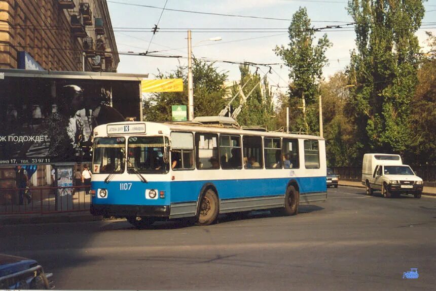 Волгоград 2000 год. Троллейбус 2000 год Волгоград. Волгоградский троллейбус троллейбусное кольцо школа 33. Старые троллейбусы Волгограда.