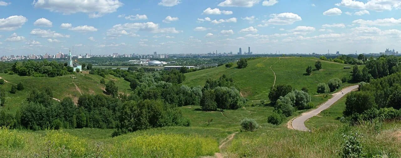 Москва расположена на холмах. Парк заповедник Крылатские холмы. Крылатские холмы смотровая площадка. Парк Крылатские холмы Москва. Ландшафтный заповедник Крылатские холмы.