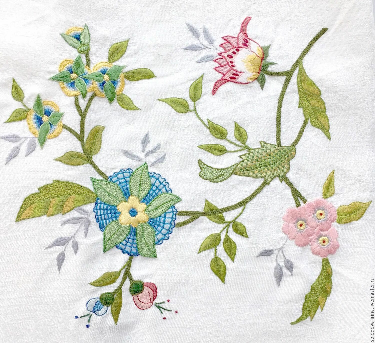Английская королевская школа вышивки. Цветы для вышивания гладью. Вышивка гладью якобинская. Стили глади. Объемная вышивка гладью.