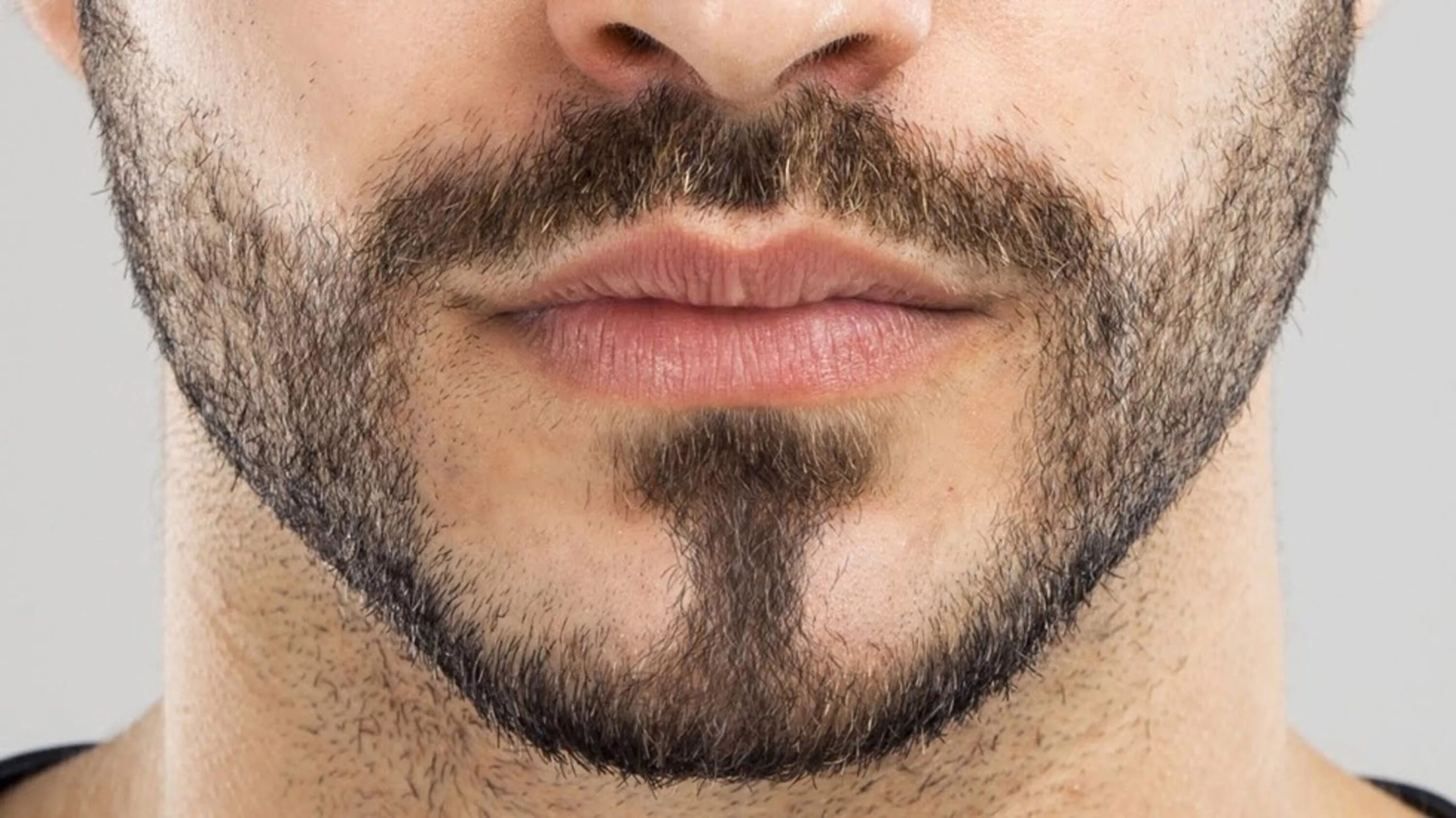 Легкая щетина. Красивая борода. Растительность на лице у мужчин. Губы мужские. Какие волосы на бороде