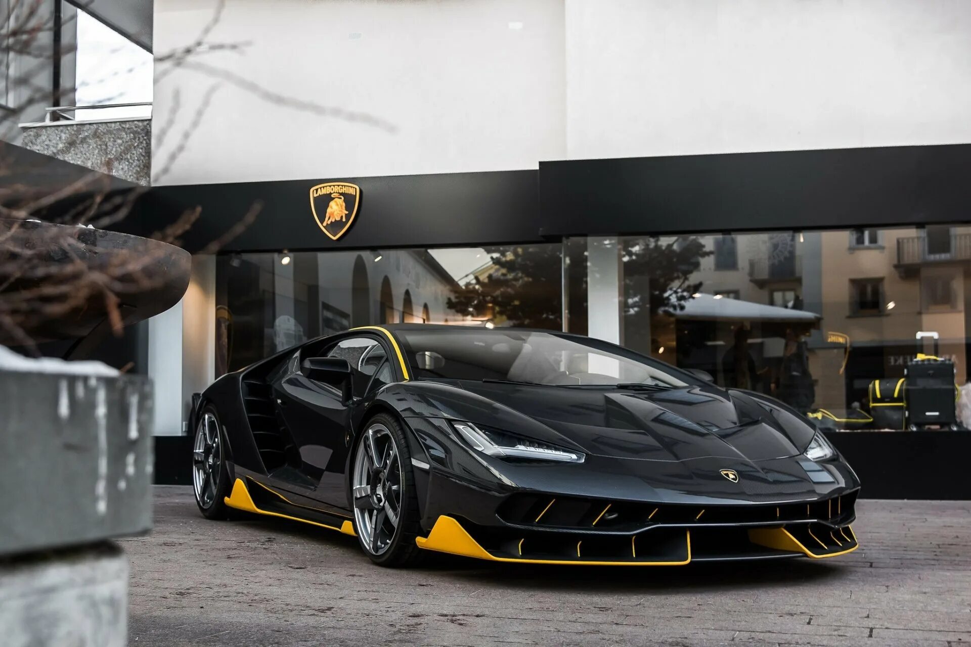 Ламборгини авентадор италия. Automobili lamborghini характеристики. Карбон ламборгини. Ламборджини сентенарио. Lamborghini aventador lp700-4 2011.