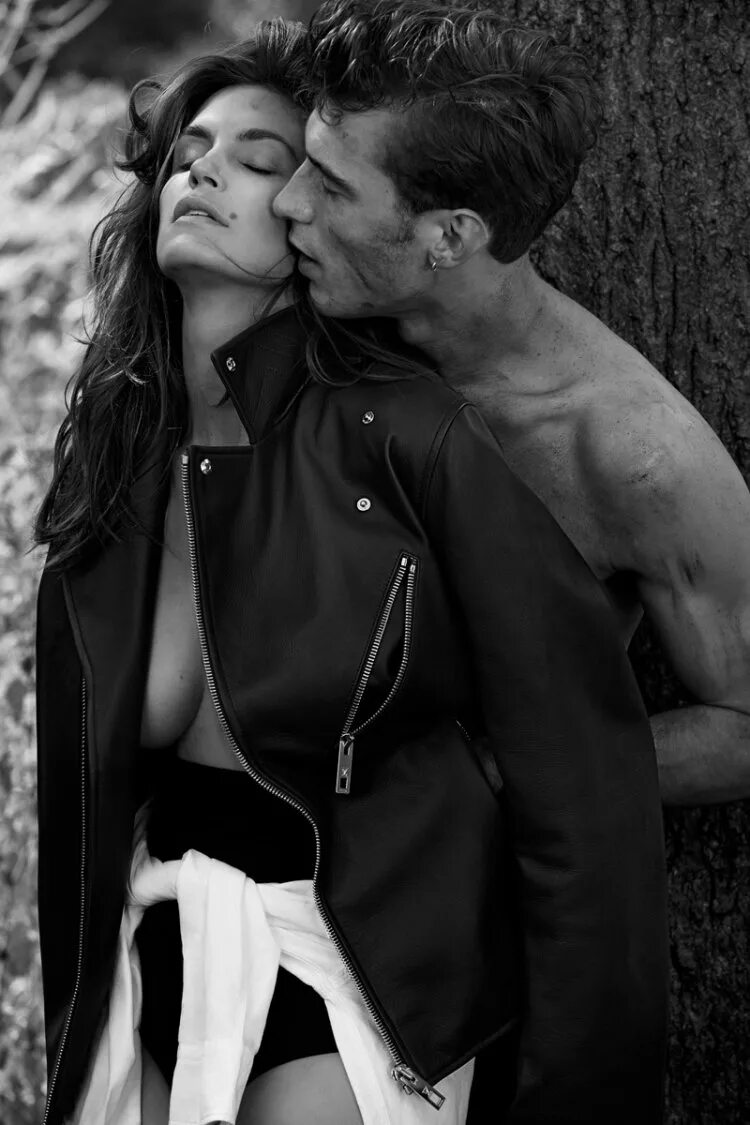 мужчина обнимает женщину. мужчина и женщина. красивые стильные пары. влюбленные. пара чб фото эстетика.