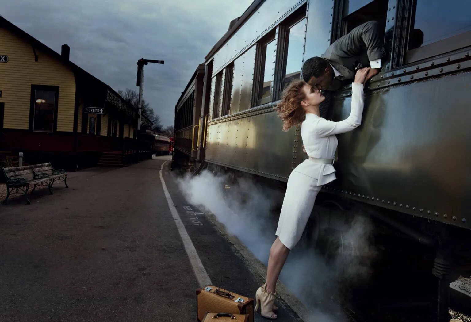 Сойти оставаться. Энни Лейбовиц поезд. Лейбовиц Кейт Водянова вокзал. Энни Лейбовиц фотоработы. Энни Лейбовиц 1980.