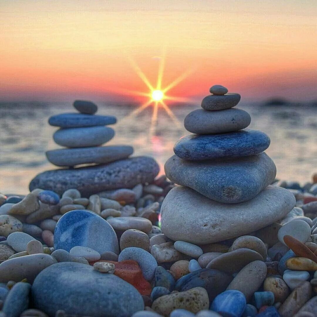 Камушки с моря. Галечный пляж в крыму. Белые морские камни. Морские камешки. Камешки на море.