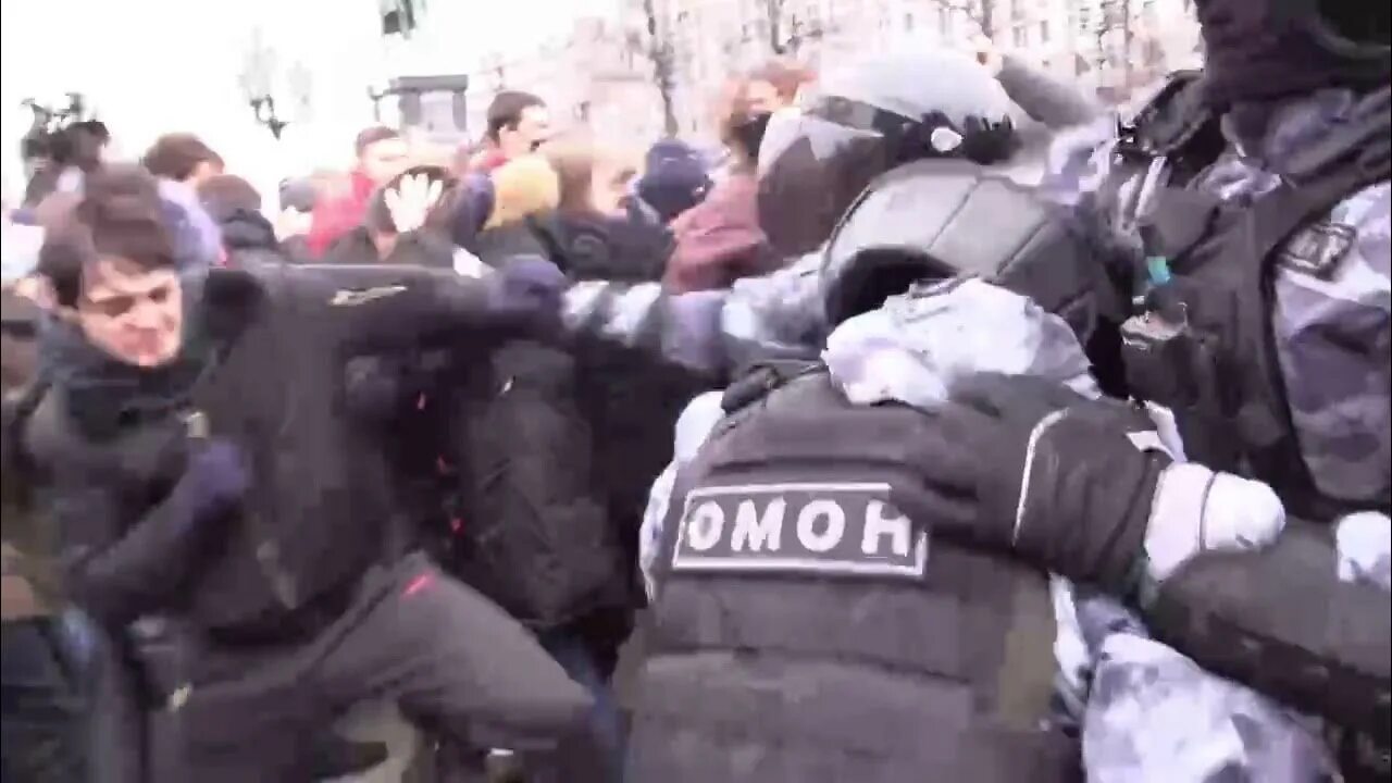 Нападение г. Саид Джумаев против ОМОНА. Митинг драка чеченец в Москве. Саид Джумаев ОМОН.