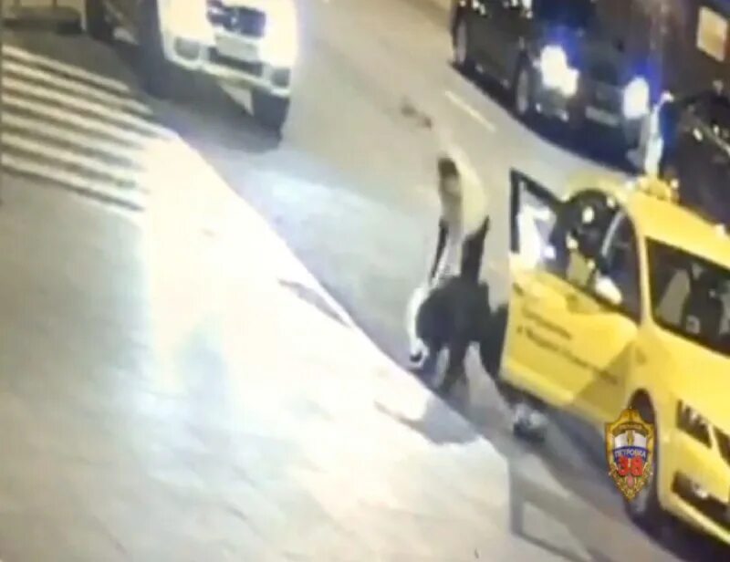 В москве порезали. Нападение с ножом в метро. Чеченцы режут русскую девушку. Парень в автобусе. В москве порезали.