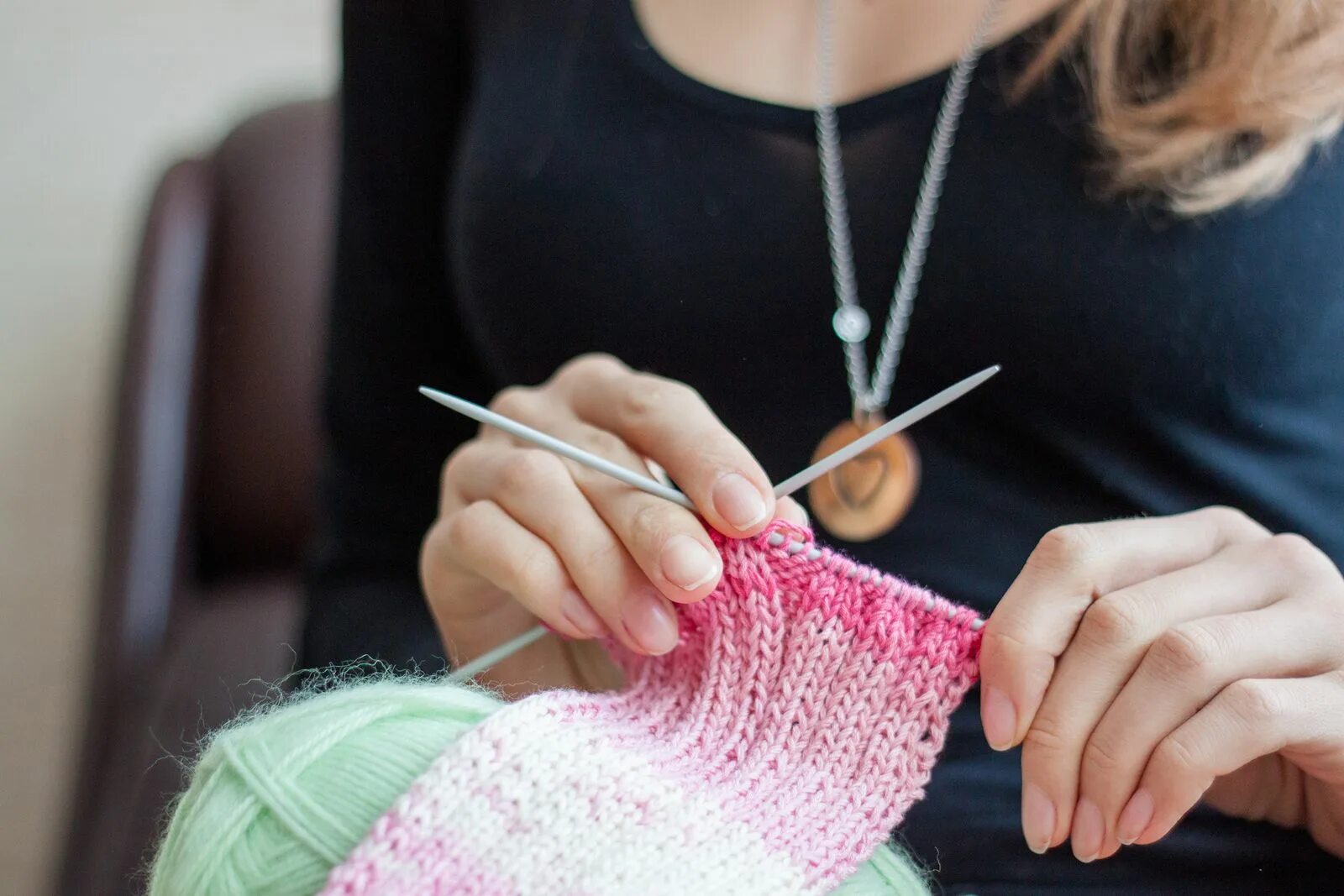 Knitting hands. Вязальные полезности. Ремесло вязание. Занятие вязанием. Уроки вязания - Crochet and Knitting Lessons.