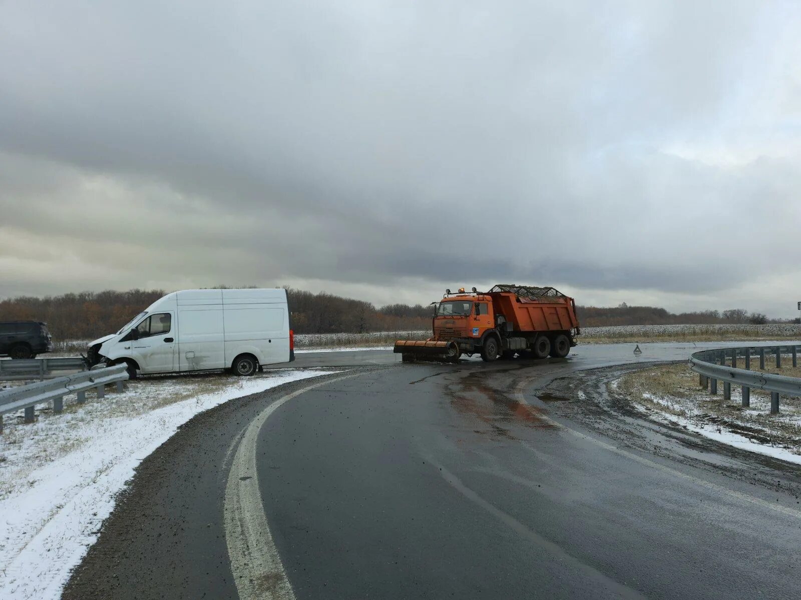 Камазы самарская область. КАМАЗ на дороге. Авария трасса Самара КАМАЗ И Газель. Авария в Самарской области обводная города Самары.