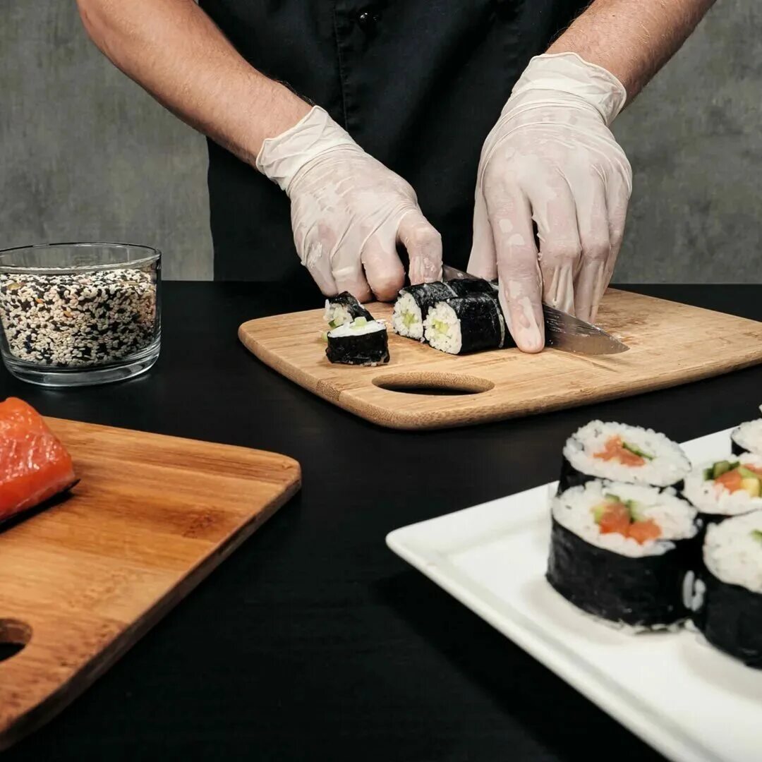 суши повар. как приготовить суши в домашних условиях. приготовление роллов. приготовление роллов. кухня японии.