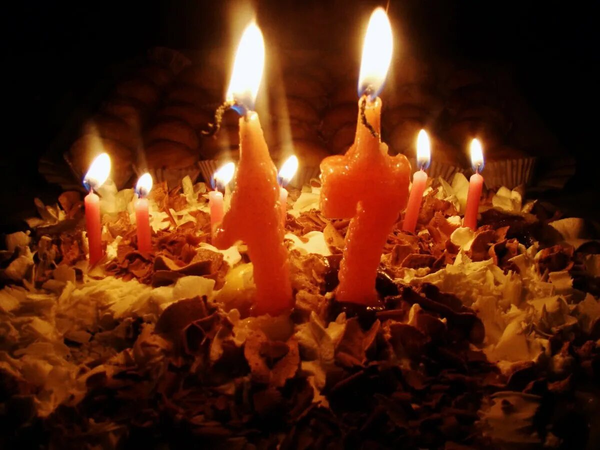 Горящие свечи. Найди свечу. Свечи для торта. Найди свечу. Много свечей.