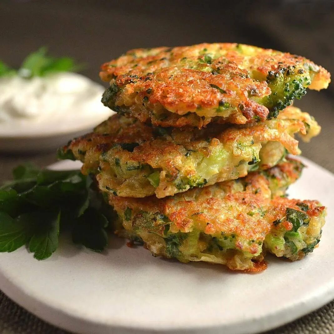 Постные оладьи из кабачков. Broccoli fritters. оладьи из брокколи. котлеты из брокколи. овощные котлеты с брокколи.