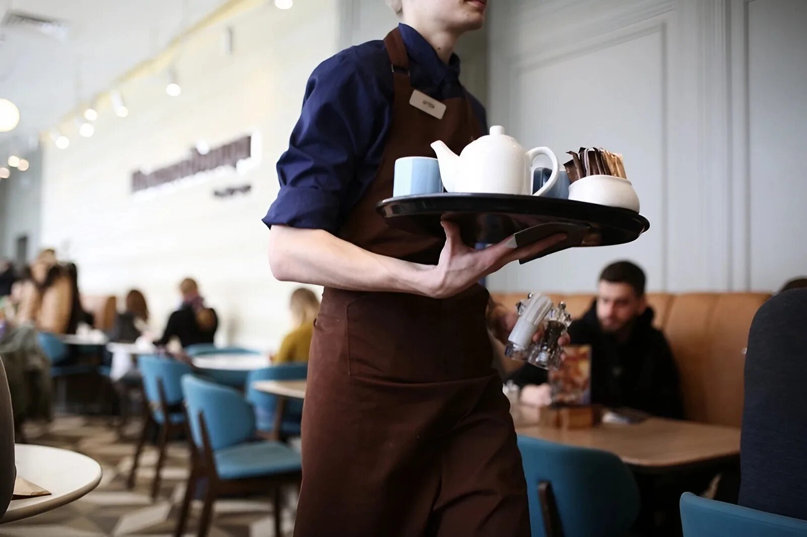 Продавец в кондитерской. Подработка в кафе. Красивая официантка. Люди в кофейне. Официантка.