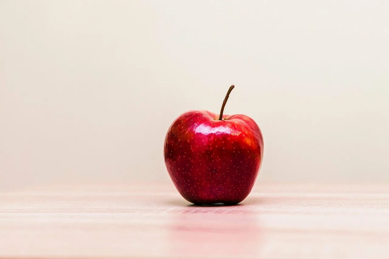 1 2 яблоко. Яблоко. Яблоки красные. Красивое красное яблоко. Яблоко на столе.