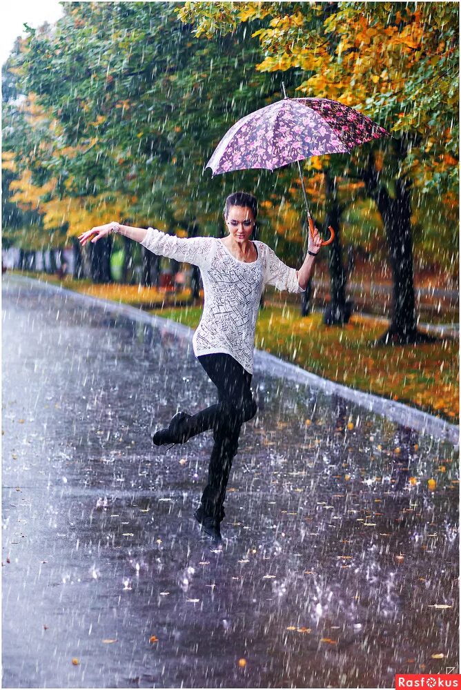 Танцы под дождем. Танцующая под дождем. Под дождем. Дождливый день.