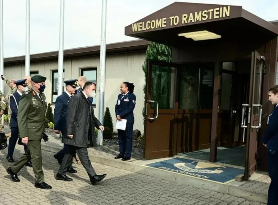 Рамштайн база министр обороны Германии. Министр обороны Германии 2022. База Rammstein в Германии. Военная база рамштайн Германия. Рамштайн нато