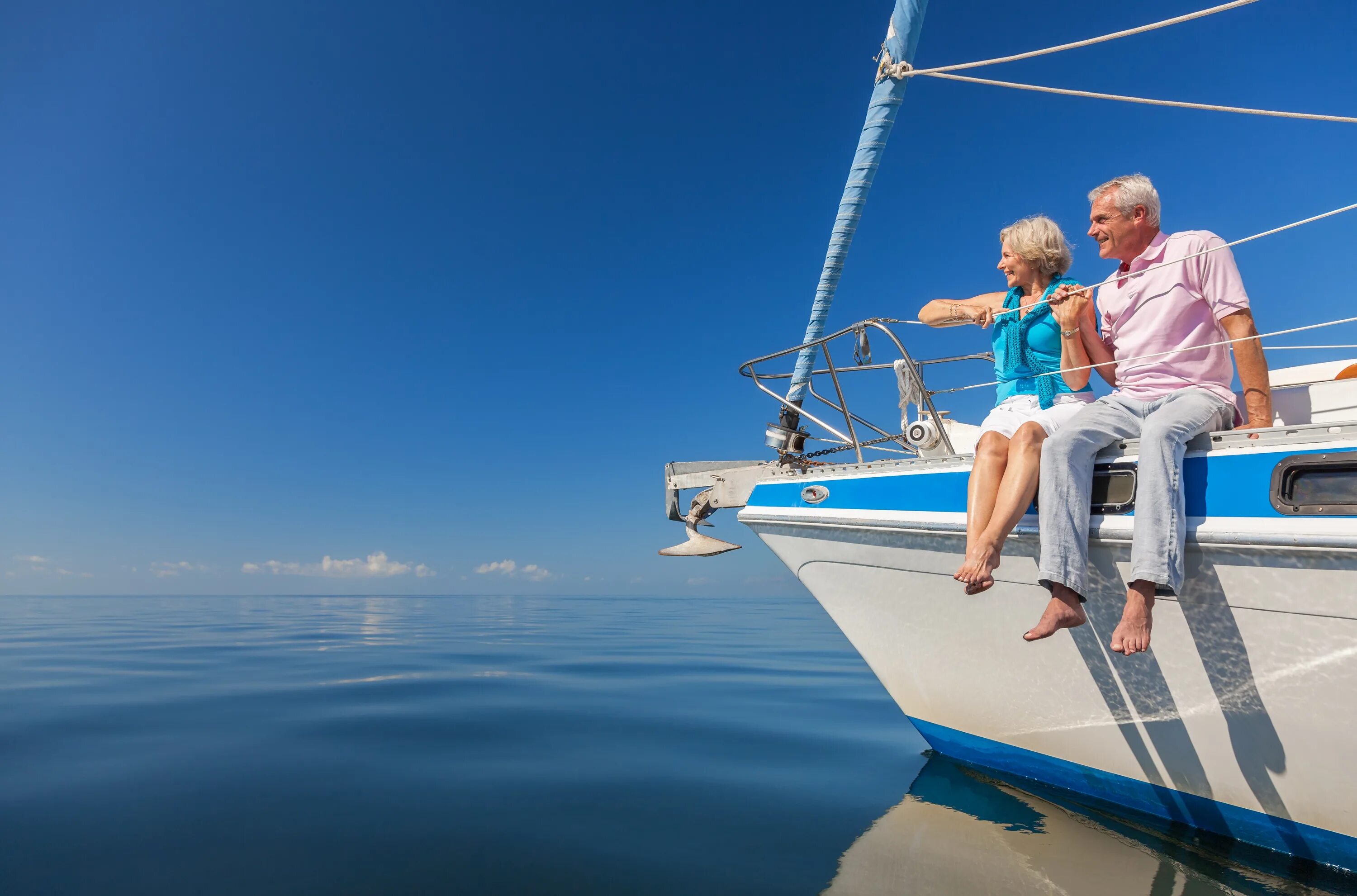 Люди на яхте. Прогулка на яхте. Счастливые пенсионеры путешествуют. Успешный человек на яхте. Мечты во время путешествия