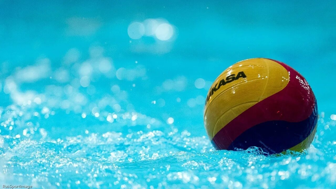 Спорт мяч в воде. U15 water polo. мяч в воде. мяч для ватерполо. мяч для водного поло.