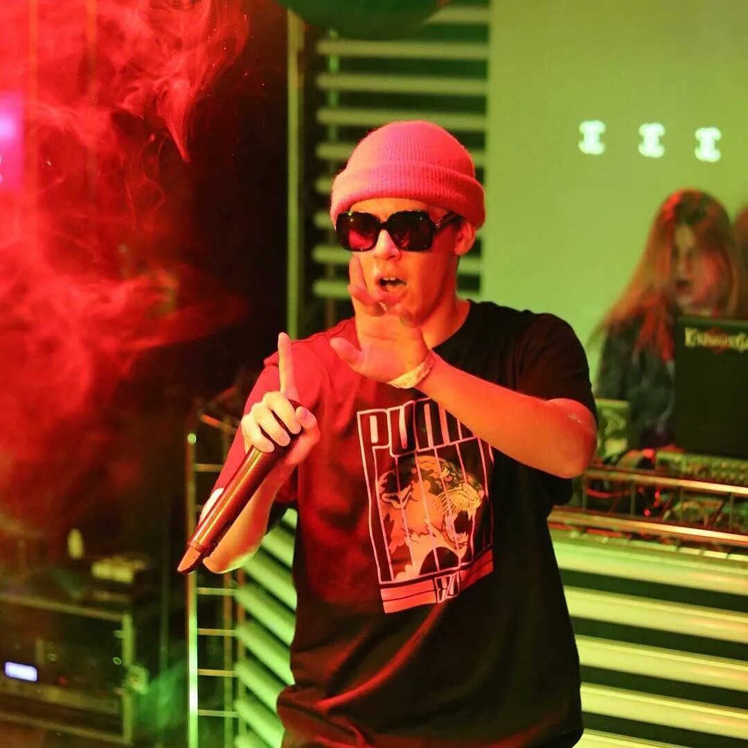 егор ракитин. очки биг бейби тейп. тейп певец. тейп певец. рэпер биг бейби тейп.