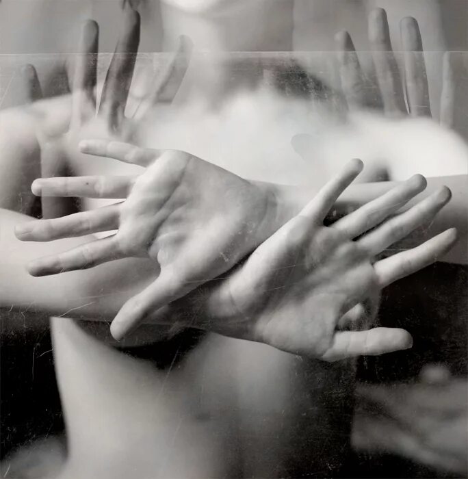 Страсть черно белое. Влюбленные в воде. Страстная любовь. Люблю изнанку. Страстный поцелуй под дождем.