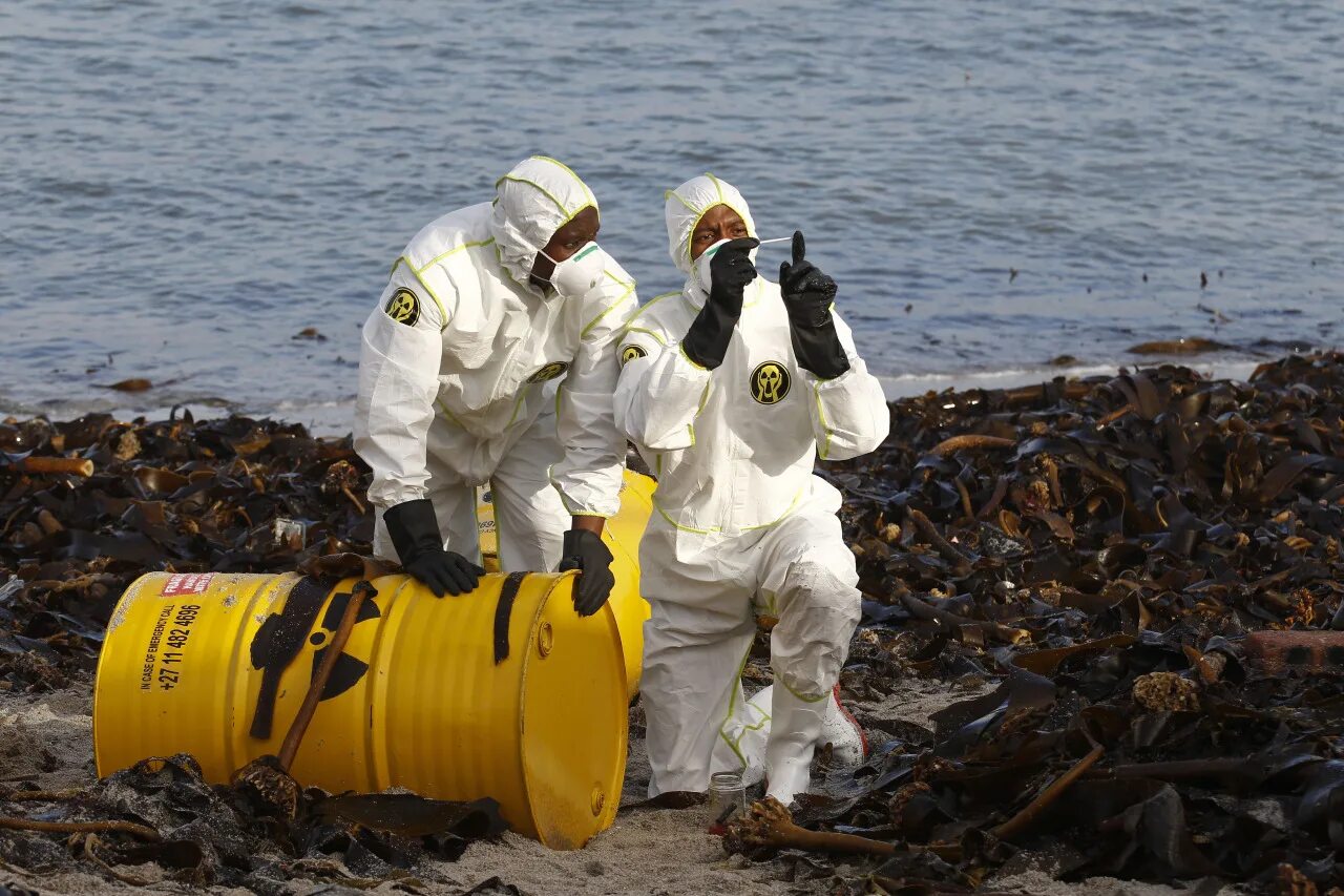 Химических отходов. Загрязнения мирового океана радиоактивные отходы. Загрязнение мирового океана токсичными химикатами. Радиоактивное загрязнение Охотского моря. Радиоактивные отходы в мировом океане.