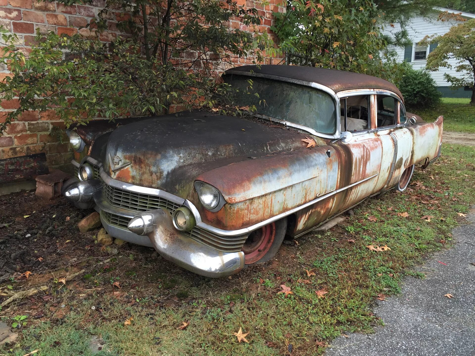 Best old cars. Заброшенные автосвалка Америки. Кадиллак 1953 заброшенные. Олд кар Сити Джорджия. Старые заброшенные автомобили.