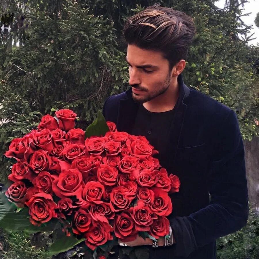 Мариано ди Вайо селфи. Джон Кортахарена с розами. Мужчина с цветами. Цвета для мужчин. Человек с букетом цветов