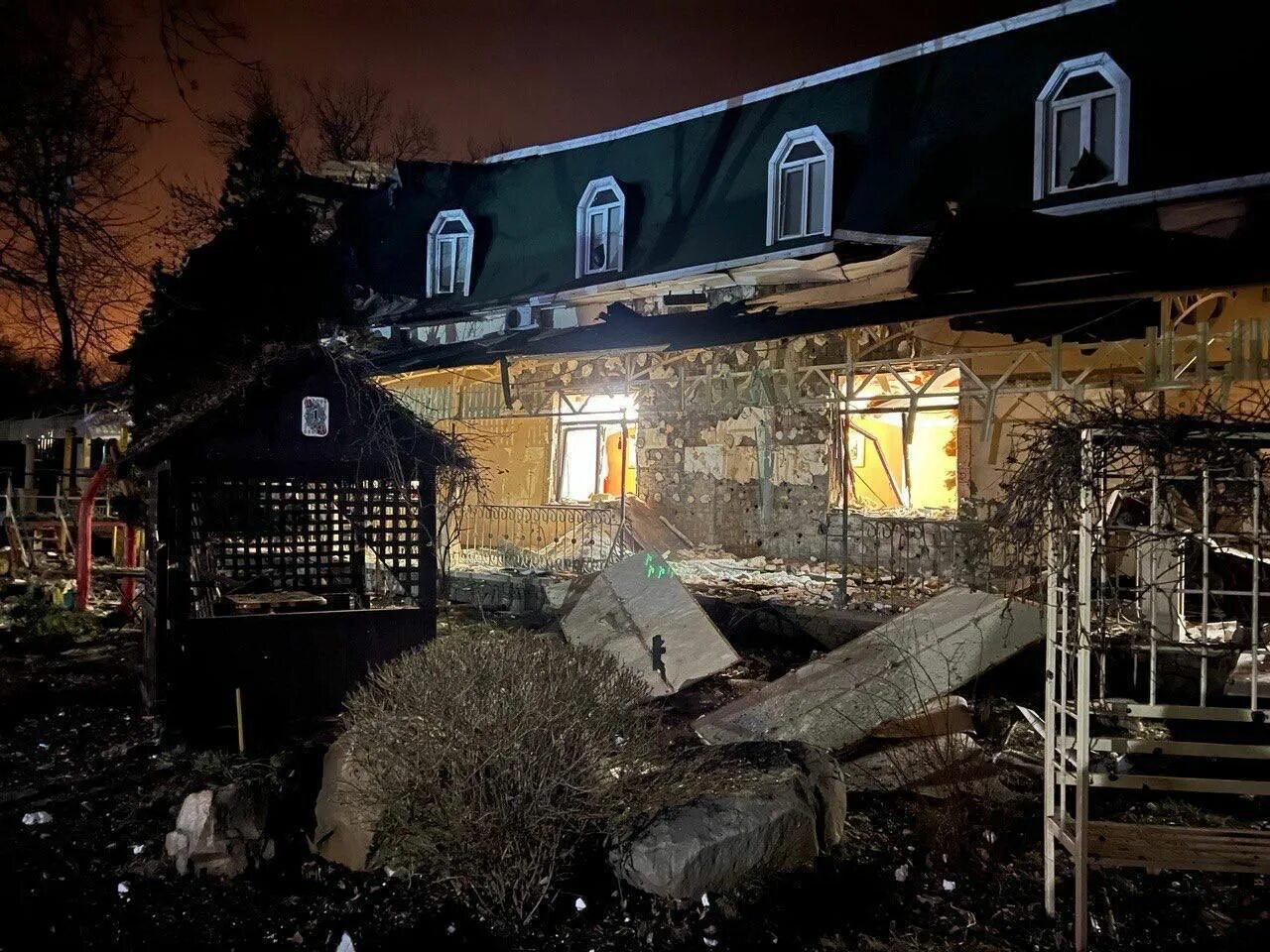 Донецк расстреляли. Обстрел ресторана в донецке. ресторан в донецке после обстрела. кафе донецка днр. обстрел ресторана в донецке рогозин.