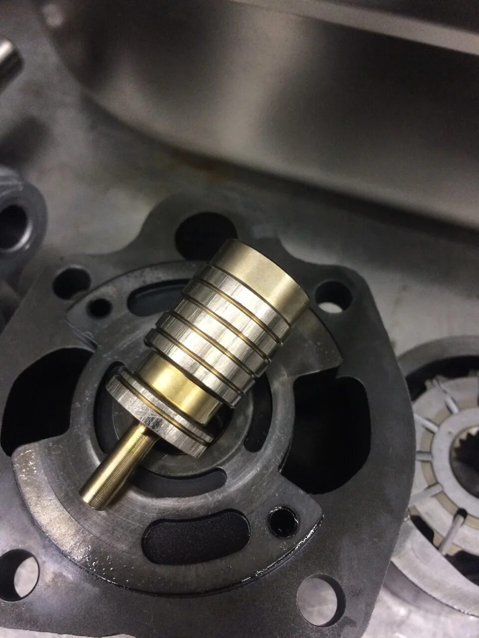 Плавают обороты вариатор. P17f2 ошибка вариатора. Хонда hr v муфта вариатора. Датчик холостого хода аутлендер 2. Плавают обороты вариатор.