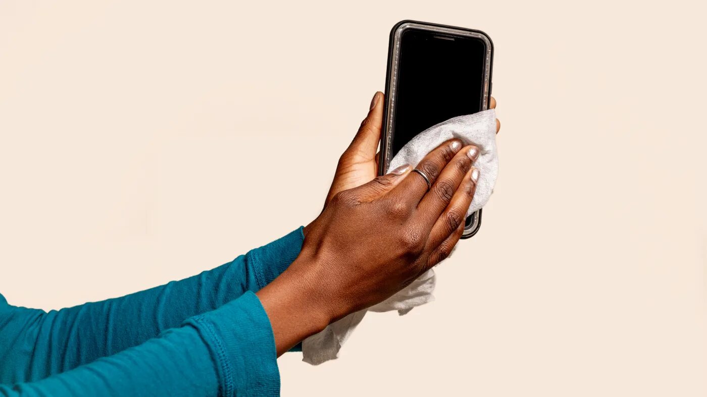 Wipe user. Wipe для телефона. clean your phone. wipe the surface. phone in your left hand again.