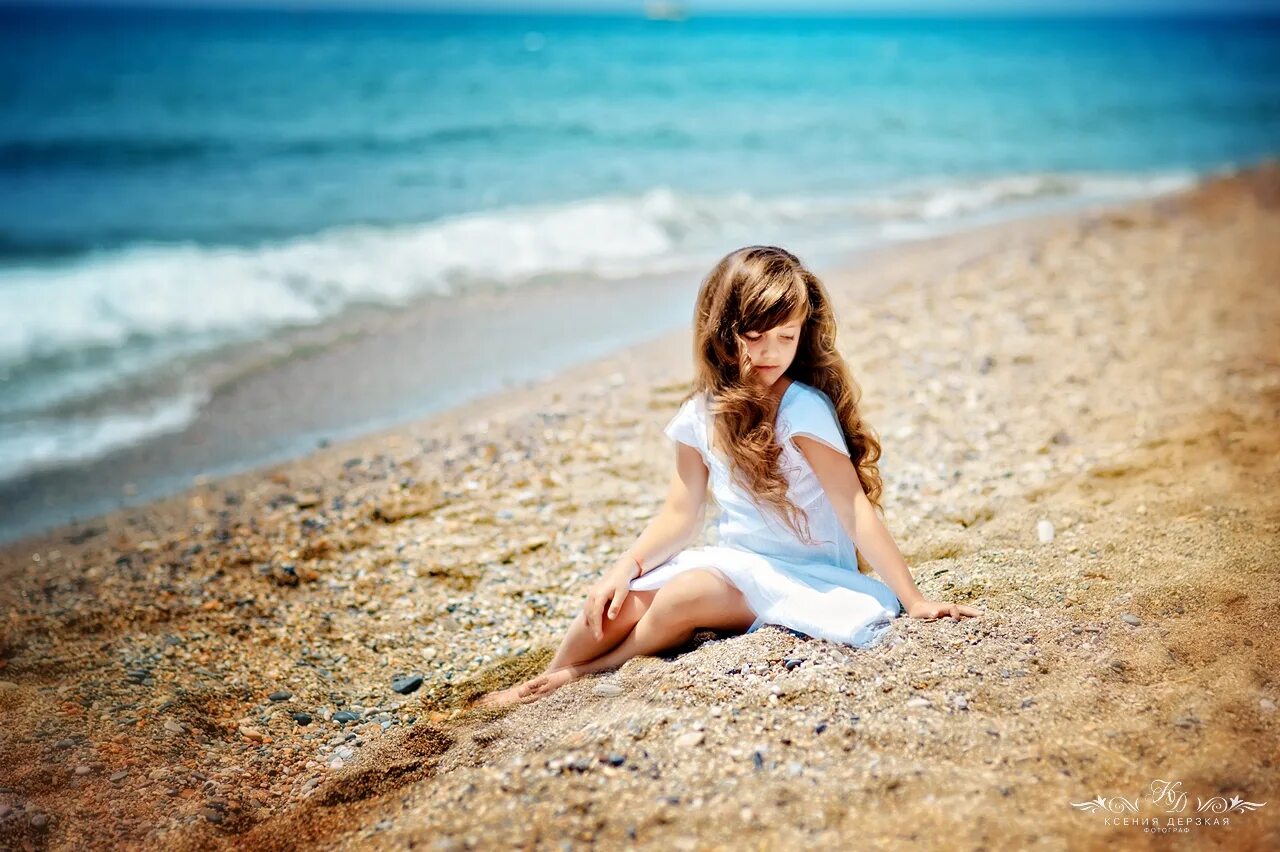 молодые на берегу