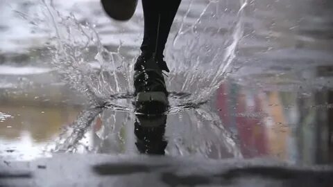 Бегу под дождем песня