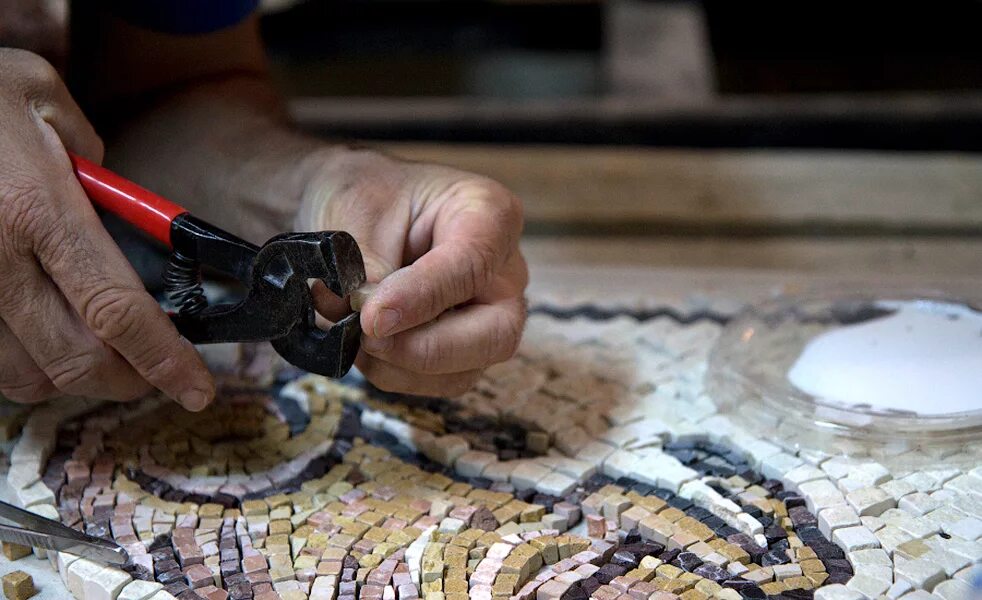 технология изготовления мозаики. мастерская мозаики. процесс изготовления мозаики. технология изготовления мозаики. выкладывание мозаики.