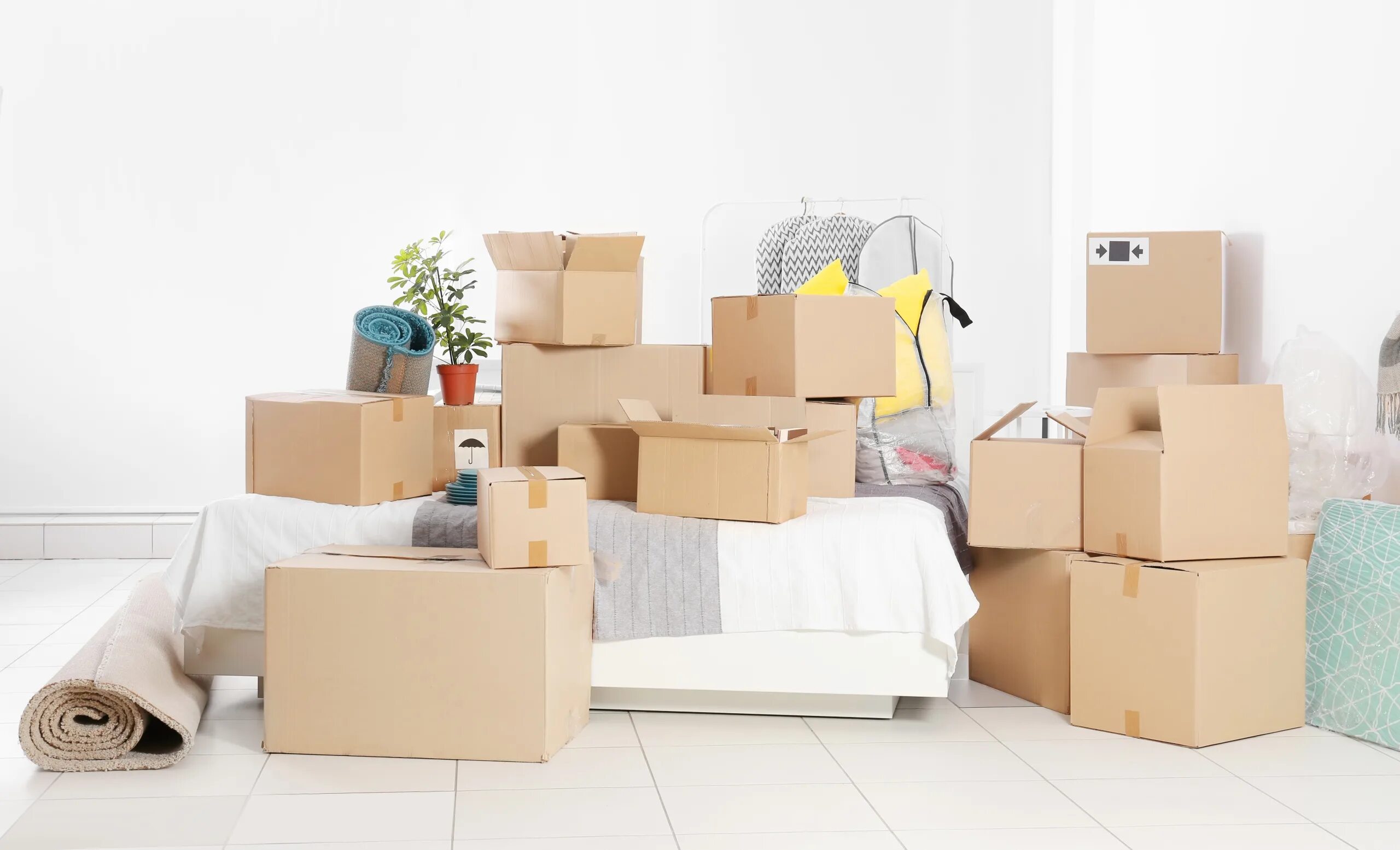 Move package. Коробки в квартире. Комната с коробками. Упаковка вещей. Упаковка мебели.