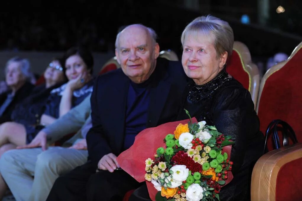 Александре пахмутовой и николае добронравове. Пахмутова и Добронравов. А Пахмутова и н Добронравов.