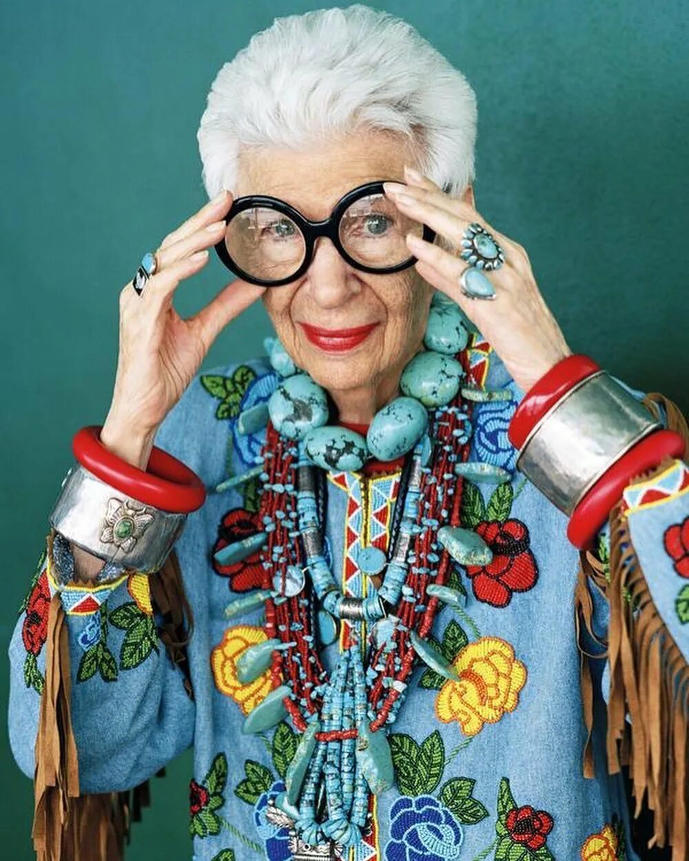 Iris apfel. Айрис Апфель. Айрис Апфель 100 лет. Очки Айрис Апфель. Айрис Апфель 2014.